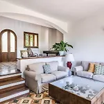 Ada Villa *